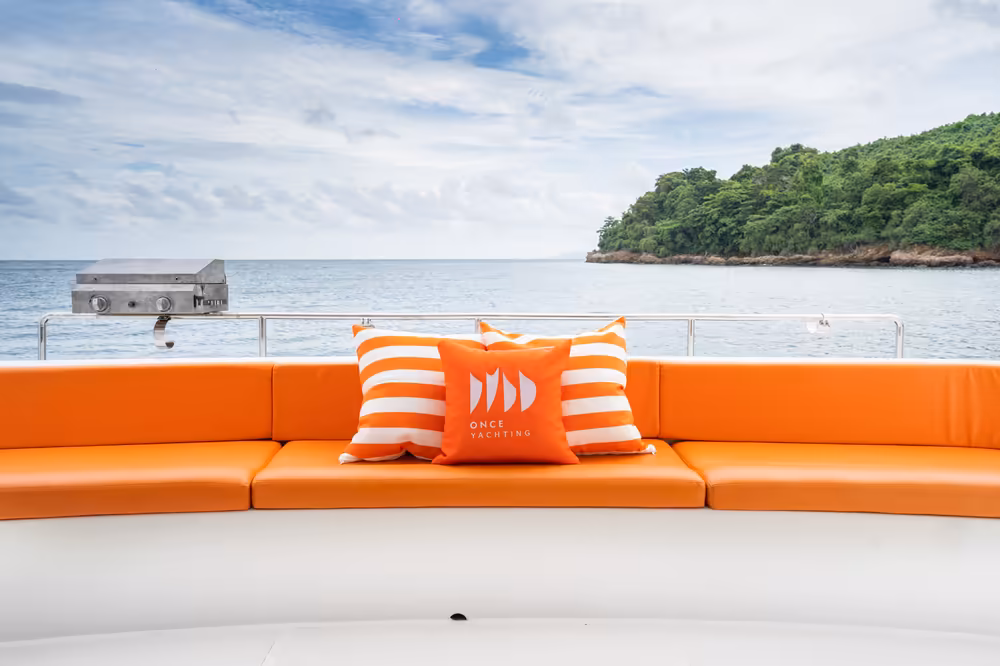 Catamarán privado con whisky de Once Yachting Phuket - Image 2